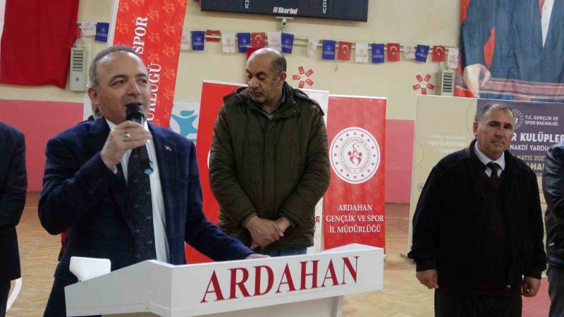 Ardahan’daki amatör spor kulüplerine ayni ve nakdi yardım yapıldı
