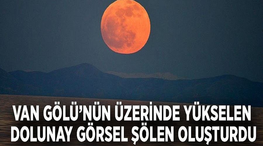 Van Gölü üzerinde yükselen dolunay görsel şölen oluşturdu