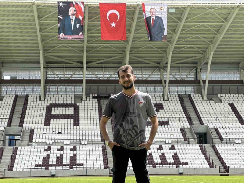 Elazığspor taraftarı, yeni stadyuma şükür secdesiyle girdi
