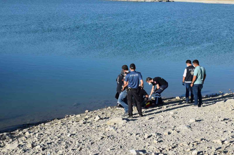 Serinlemek için girdiği gölette boğuldu
