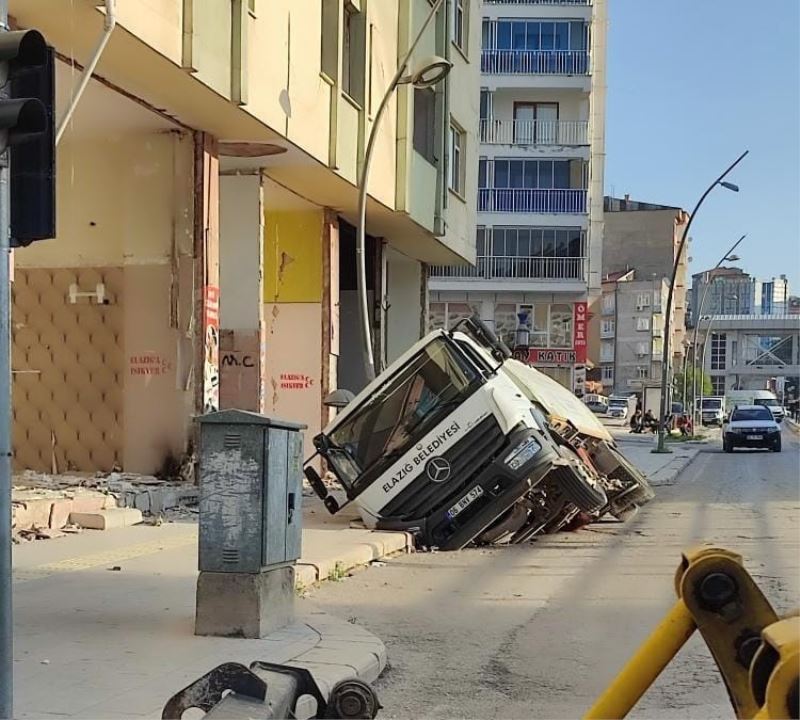 Ağır hasarlı binanın önündeki yol çöktü, araç içerisine düştü
