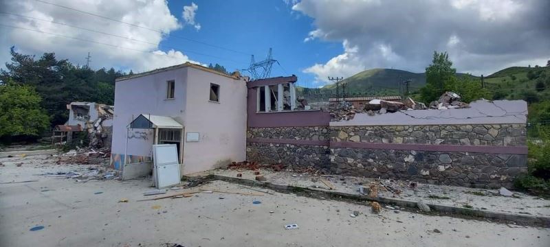 Tunceli’de ağır hasarlı kamu binalarının yıkımına başlandı
