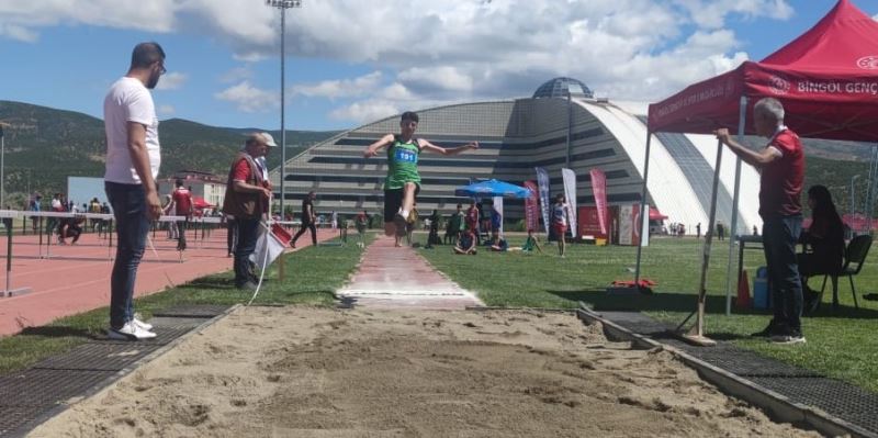 Bingöl’e 10 ilden gelen 200 sporcu atletizm pistinde ter döktü
