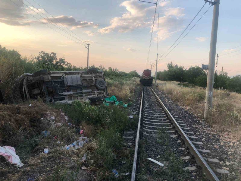 Malatya’da yük treni ile minibüs çarpıştı: 2 yaralı
