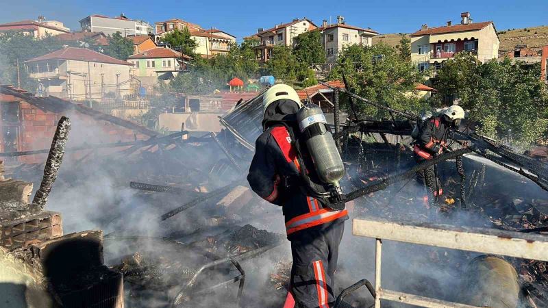Malatya’da korkutan çatı yangını

