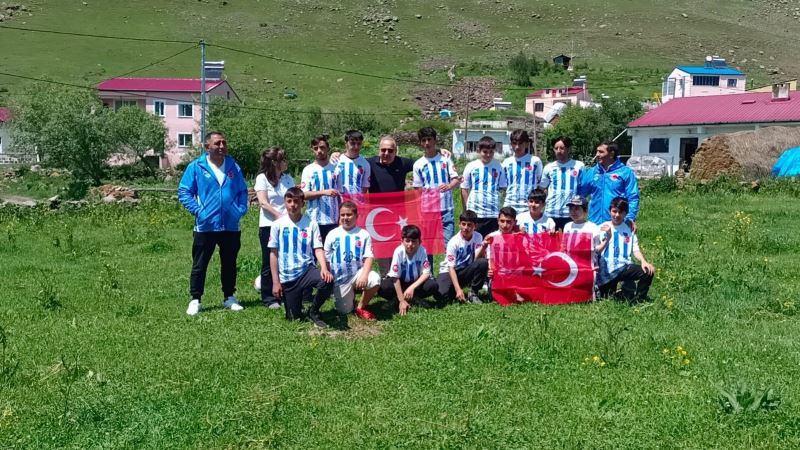 UYAFA, Ardahanlı çocuklara spor malzemesi dağıttı
