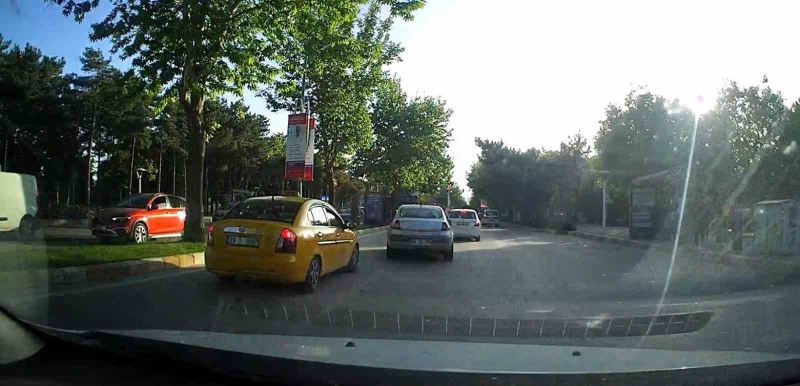 Trafiği tehlikeye atarak şerit değiştiren sürücü kameraya yansıdı
