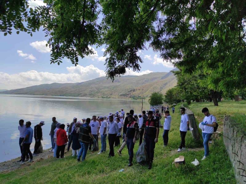 Elazığ’da Hazar Gölü çevresi temizlendi
