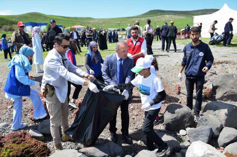 Çıldır Gölü’nde kıyı temizliği yapıldı
