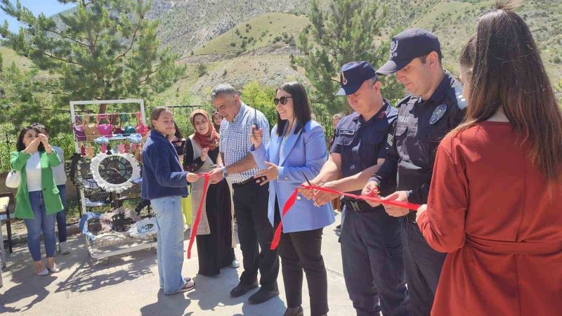 Yıl sonu sergisinden elde ettikleri geliri deprem bölgesindeki kardeş okullara gönderecekler
