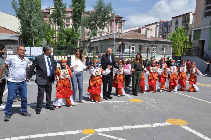 Kars’ta öğrencilerden depremzedelere destek
