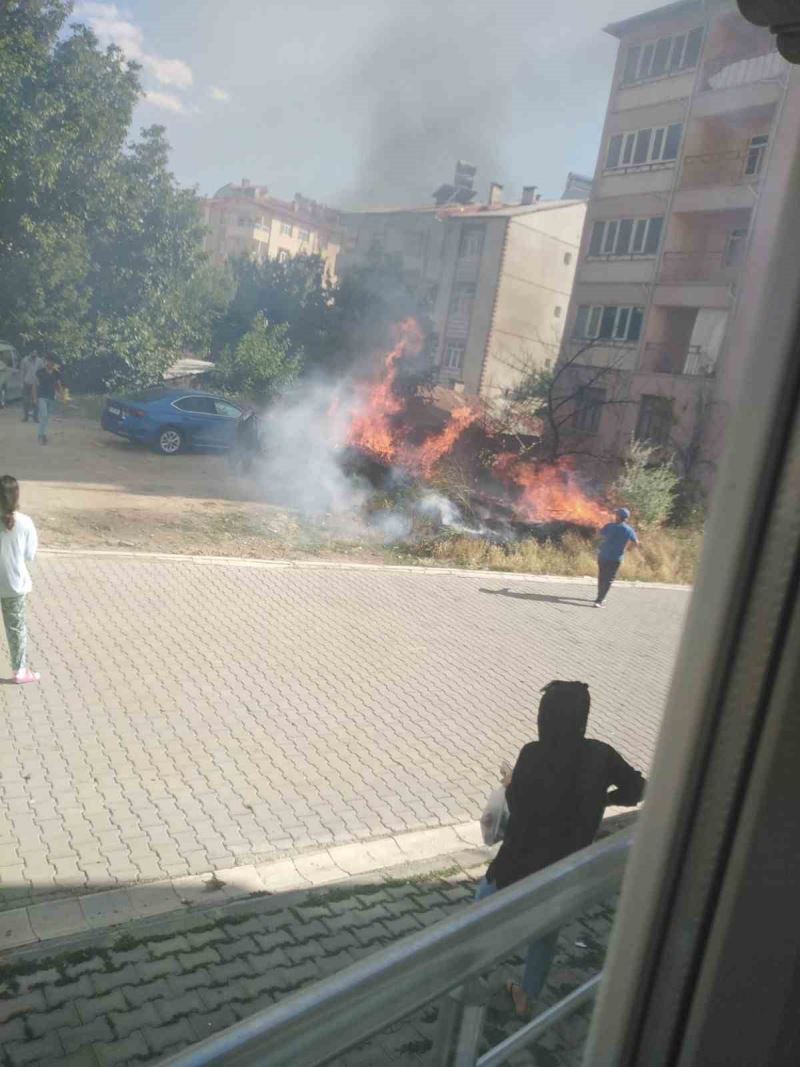 Elazığ’da korkutan yangın: Alevler evlere sıçramadan söndürüldü
