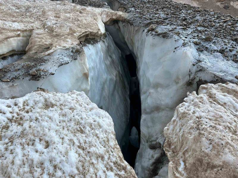 Cilo’da buzul kırıldı, 4 kişi oluşan çukura düştü
