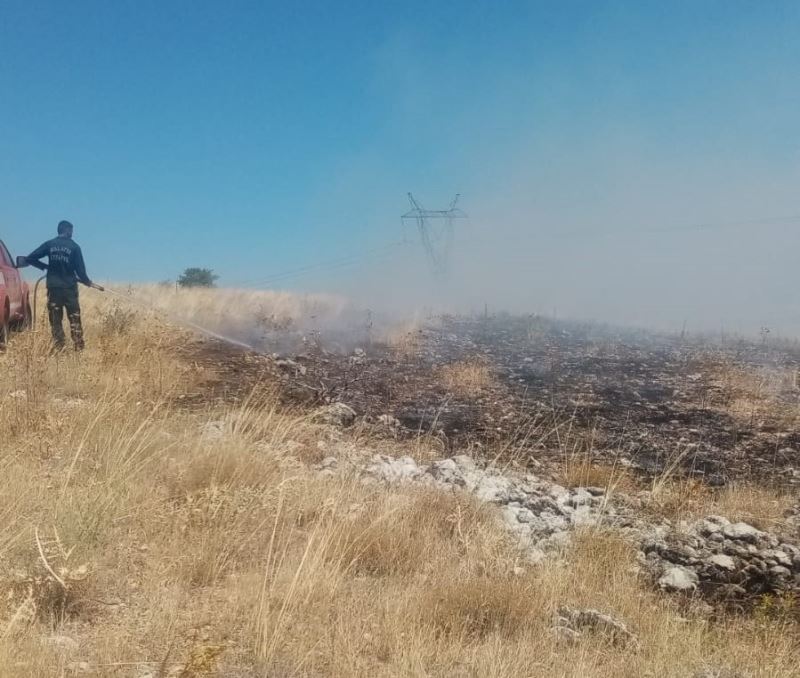 Akçadağ’da bin dönümlük alanda ot yangını
