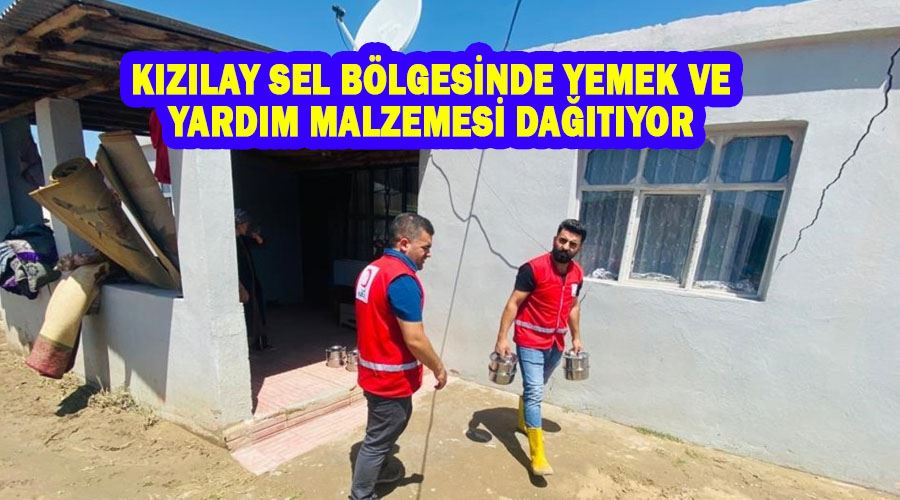 Kızılay sel bölgesinde yemek ve yardım malzemesi dağıtıyor