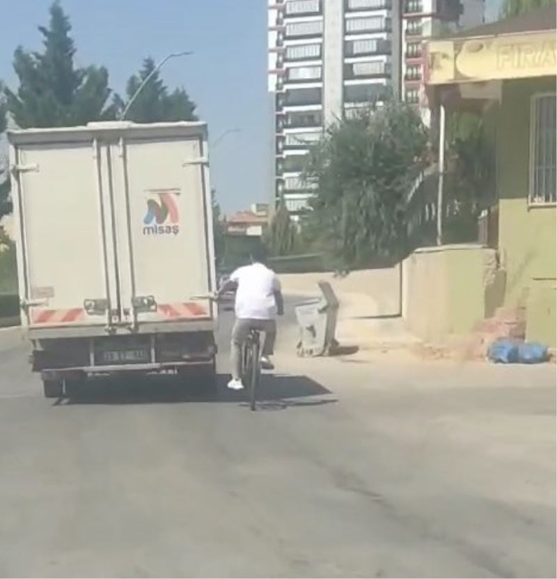 Elazığ’da bisikletlinin tehlikeli yolcuğu kameralara yansıdı
