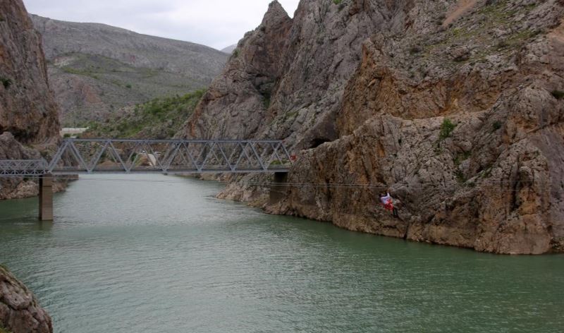 Karanlık Kanyon’da zipline ve tekne keyfi
