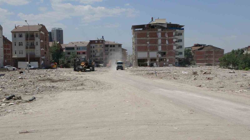 Ağır hasarlı binaların yıkıldığı Aslantepe Caddesi tarlaya döndü
