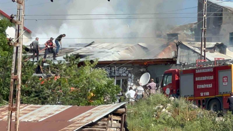 Sarıkamış’ta bir ev yanarak kül oldu
