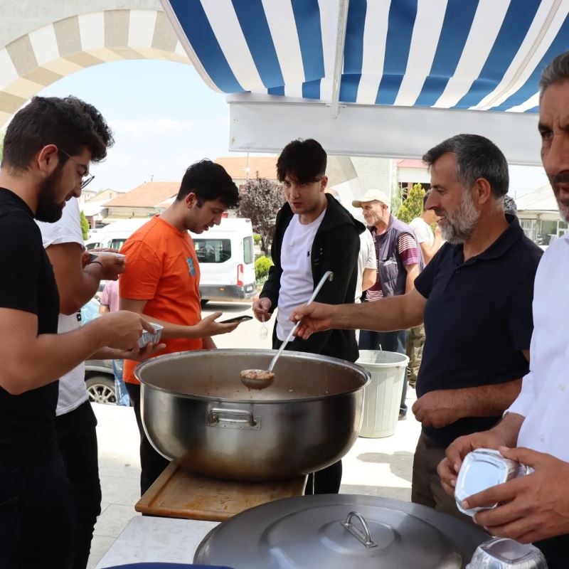 Çayırlı’da vatandaşlara aşure dağıtıldı
