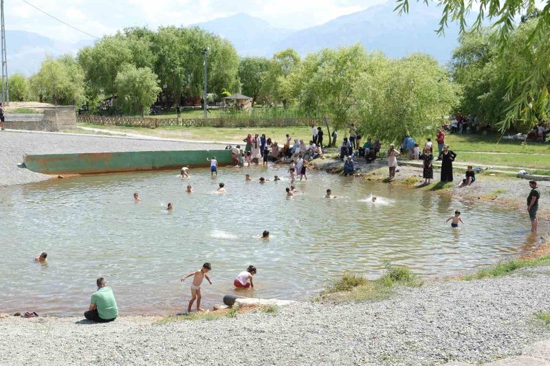 Sıcaktan bunalan vatandaşlar Ekşisu’daki havuzda serinledi
