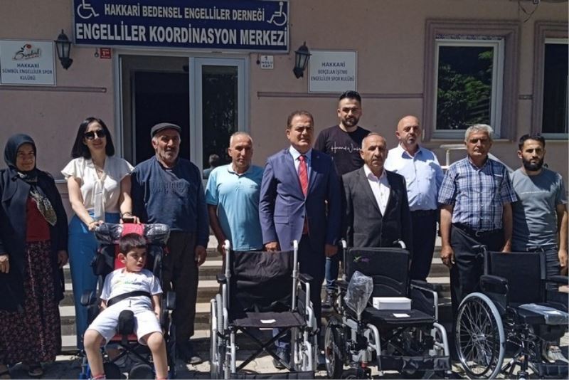 Hakkari’de engellilere sandalye dağıtıldı
