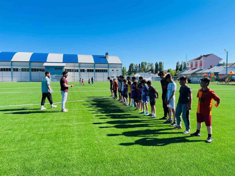 Ağrı’da GSB Spor Okulları projesi kapsamında öğrencilere spor eğitimi veriliyor
