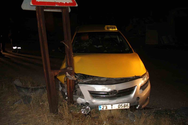 Elazığ’da otomobil yayaya çarptı: 2 yaralı
