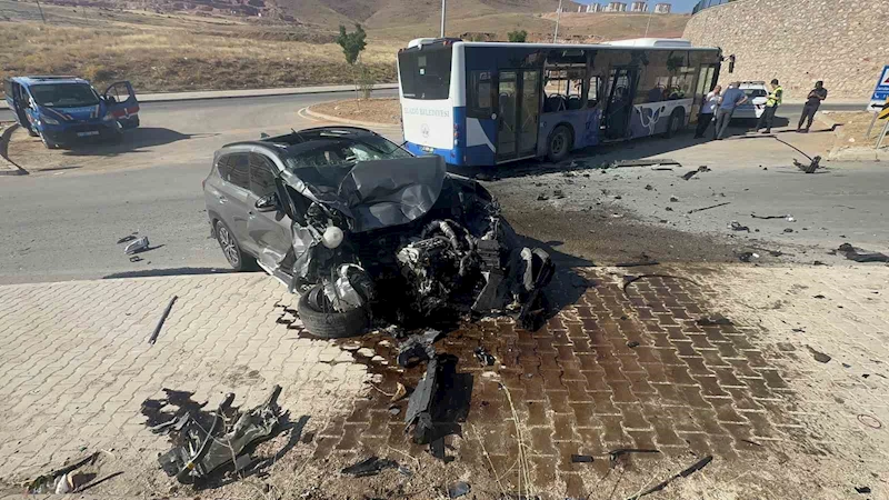 Cip ile yolcu otobüsü çarpıştı: 1’i ağır 3 yaralı
