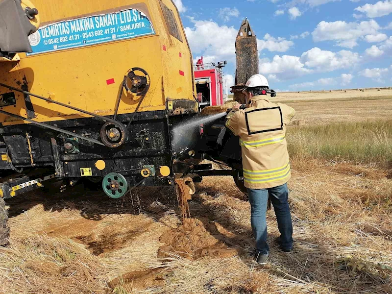 Kars’ta aşırı sıcaktan biçerdöverde yangın çıktı
