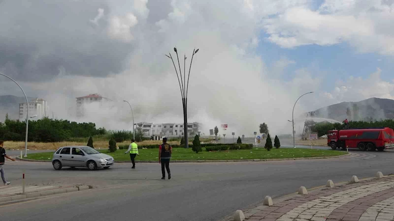 Malatya’da ağır hasarlı binaların yıkımları patlayıcı ile yapılıyor
