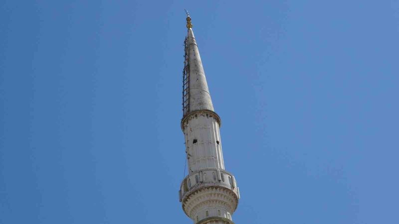 Yıkılan caminin minaresindeki hilali almak için her gece minareye tırmanıyor
