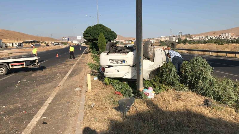 Elazığ’da aydınlatma direğine çarpan otomobil takla attı: 4 yaralı
