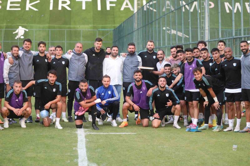 Taraftardan Erzurumspor’a  tatlı dopingi
