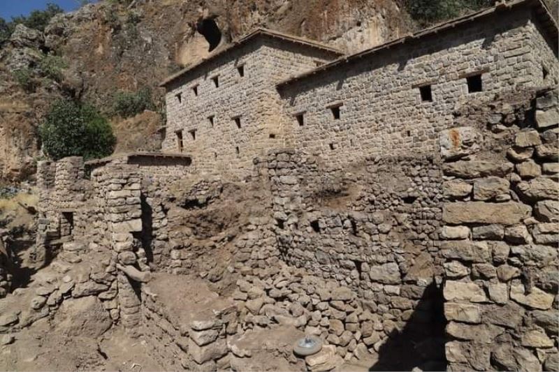 Çukurca’nın tarihi kale evleri restore ediliyor
