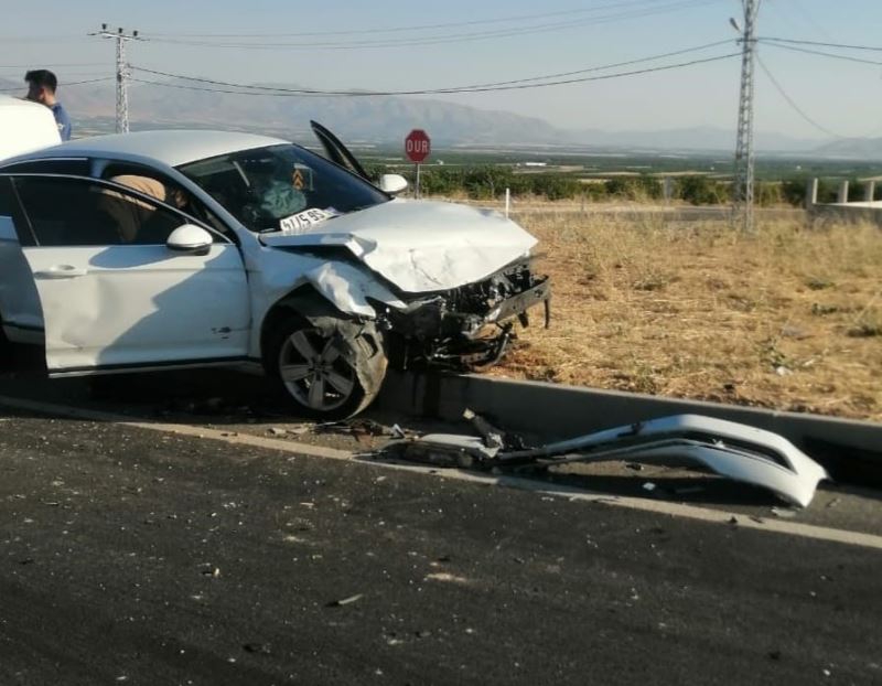 İki aracın karıştığı kazada: 4 yaralı
