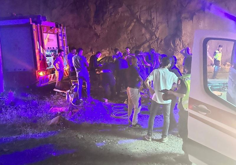 İspir’de iki otomobil tünel çıkışında çarpıştı: 1 ölü, 3 yaralı
