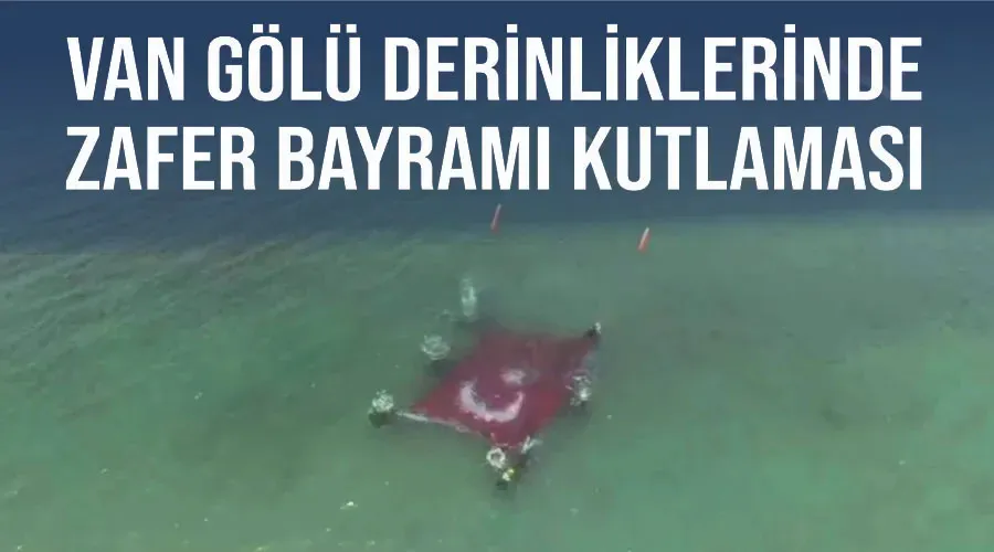 Van Gölü derinliklerinde Zafer Bayramı kutlaması