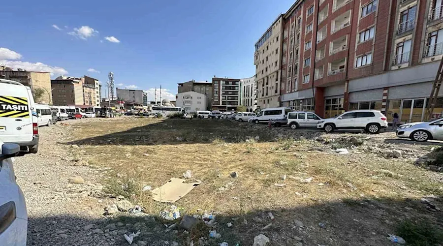 Yüksekova’nın İpekyolu Caddesi çöplerden geçilmiyor