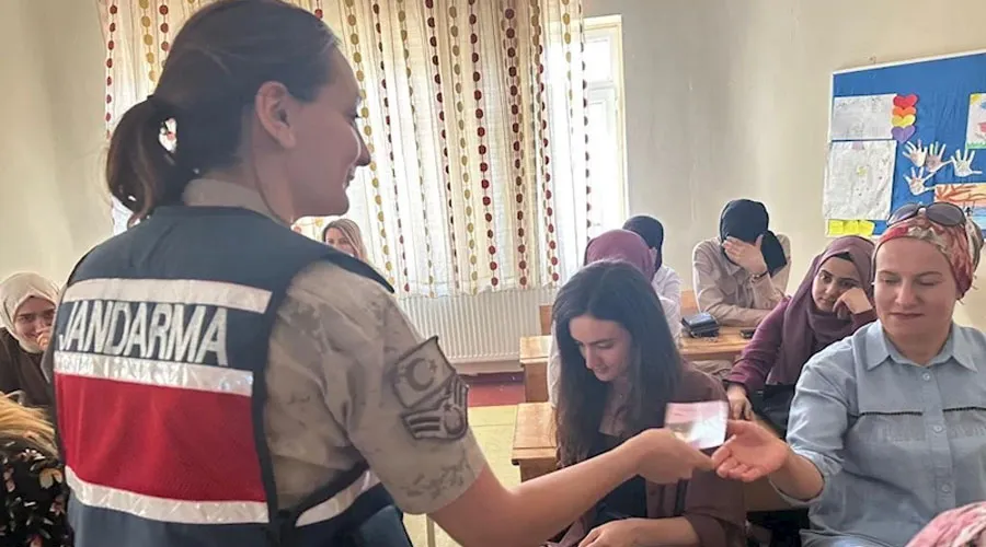 Hakkari’de jandarma ekiplerinin bilgilendirme çalışmaları davam ediyor