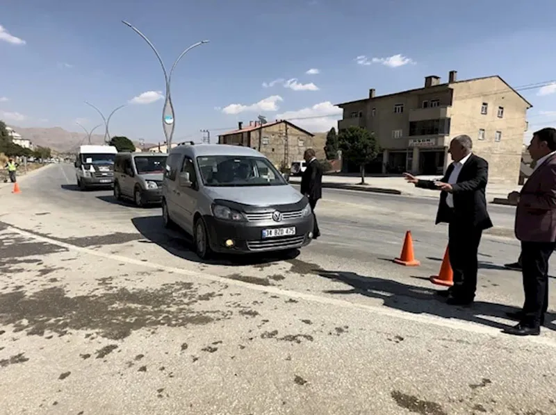 Yüksekova’da 7 yıldır kapalı olan İpekyolu Caddesi trafiğe açıldı