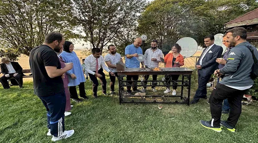 Yüksekovalı öğretmenler kurul toplantısını masa başında değil, mangal başında yaptı