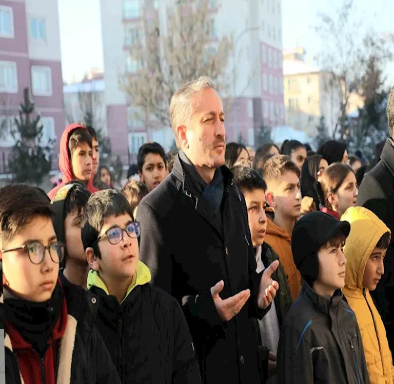 Ağrı’da şehitler için okullarda bir dakikalık saygı duruşunda bulunuldu