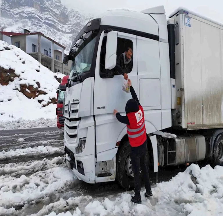 Hakkari yolda kalanlara kumanya dağıtıldı