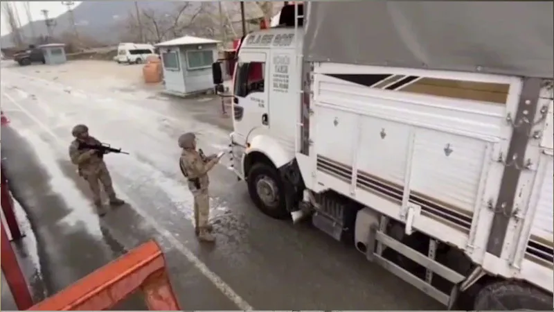 Bitlis’te tır dorsesinde 76 göçmen yakalandı