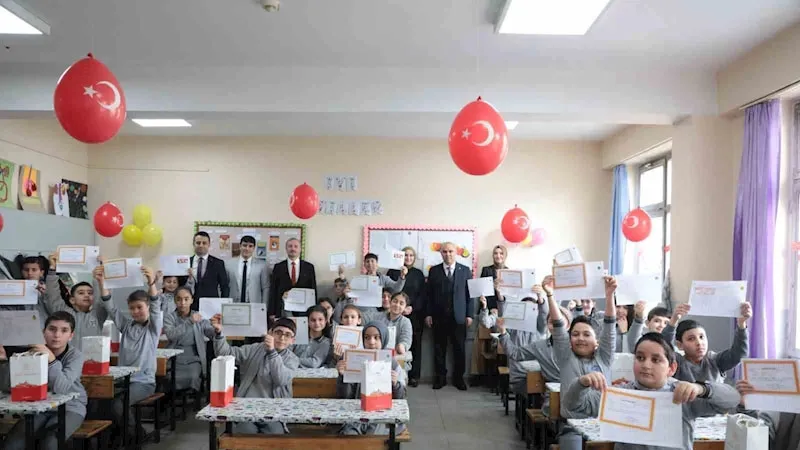 Ağrı’da yeniden okula kazandırılan çocuklar karne heyecanı yaşadı