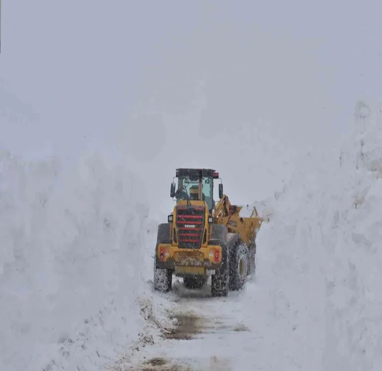 Hakkari’de yol açma çalışmaları devam ediyor