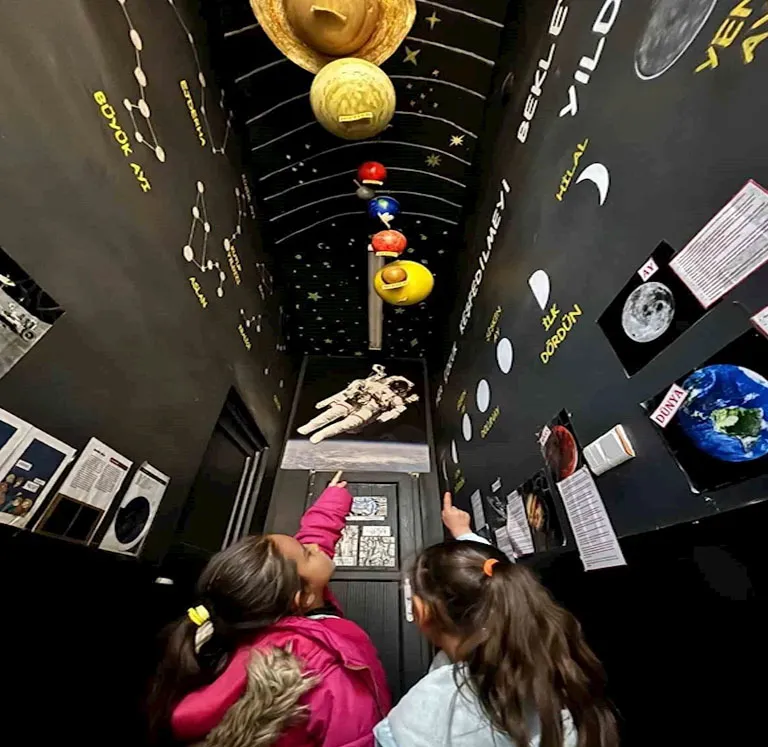 Ağrı’da öğrenciler uzay sokağında eğlenerek öğreniyor