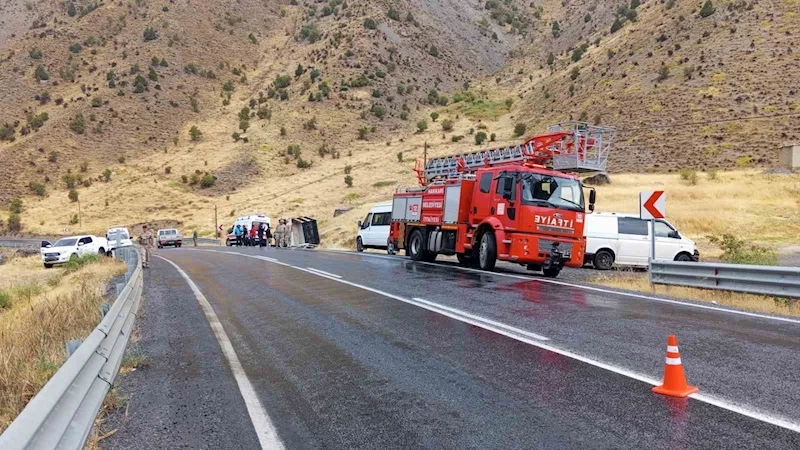 Hakkari Van Karayolunda Kamyonet Devrildi: 1 Yaralı