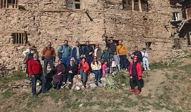 Fotoğraf Tutkunları Taş evlerden oluşan Hizan’ın köylerini Fotoğrafladı